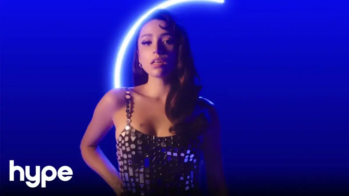 Zeynep Bastık – Sana Bayılıyorum video