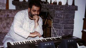 Ahmet Kaya – Dağlarda Kar Olsaydım Şarkı Sözleri