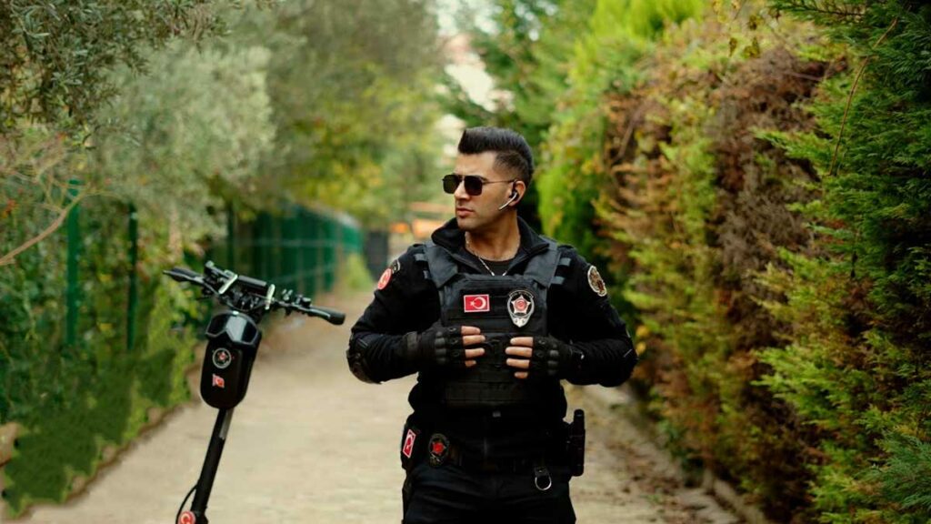 Yakışıklı Güvenlik – Ara Ara video