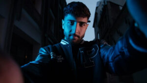 Amo988 – Gülüşüne Yanıyorum Şarkı Sözleri