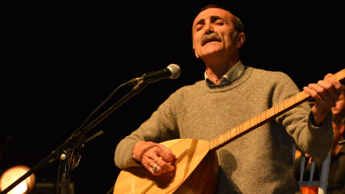 Cengiz Özkan – Bahçalarda Mor Meni Şarkı Sözleri