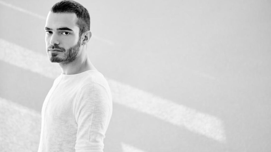Elnur – Direniyorum Acılarına Yine Dünya video