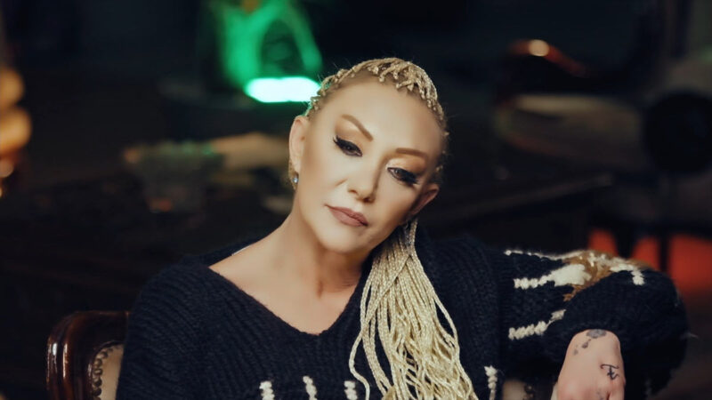 Güllü – Oyuncak Gibi Şarkı Sözleri