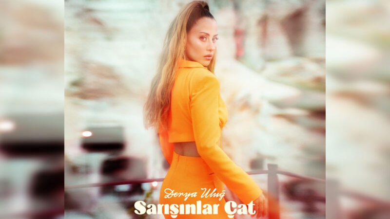 Derya Uluğ – Esmerin Adı Olay (Sarışınlar Çat) Şarkı Sözleri