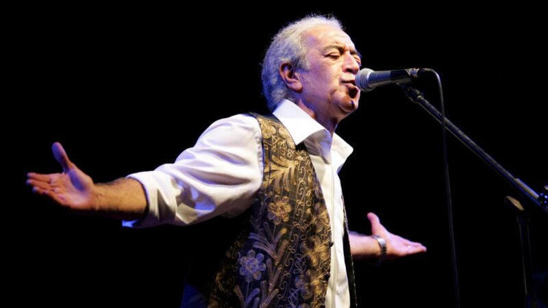 Edip Akbayram – Metrisin Önü Şarkı Sözleri