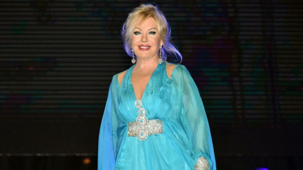 Emel Sayın – Aramıza Kara Kedi Girdi video