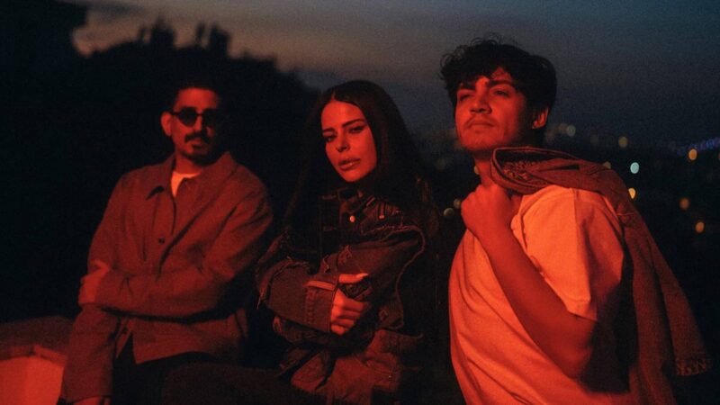 Mavi Gri x Ozan Bayraşa x Simge – Bir Şehri Sevmek Şarkı Sözleri