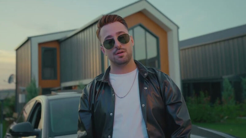 Onur Bayraktar – Dünyadan Uzak Şarkı Sözleri