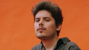 Ahmet Hatipoğlu – Gururum Ayaklar Altında Şarkı Sözleri