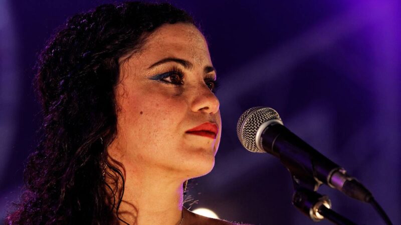 Emel Meslusi – Holm (A Dream) Şarkı Sözleri