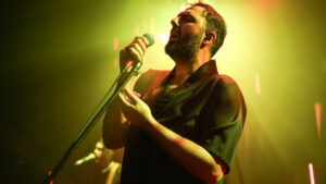 Güncel Gürsel Artıktay – Dünyanın Yükü Şarkı Sözleri