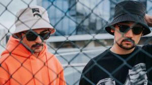 Perdenin Ardındakiler – Gökyüzü Şarkı Sözleri