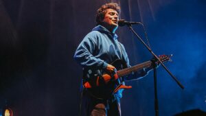 Pinhani – Dünyadan Uzak Şarkı Sözleri