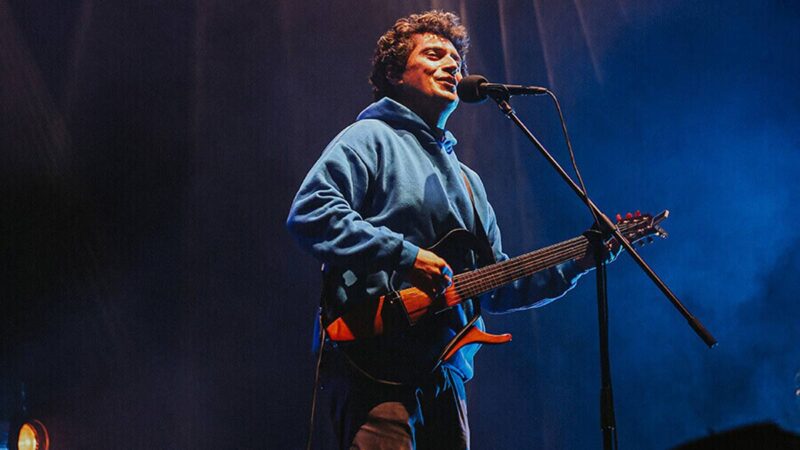 Pinhani – Dünyadan Uzak Şarkı Sözleri