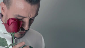 Cem Adrian – Bir Gülü Sevdim Şarkı Sözleri