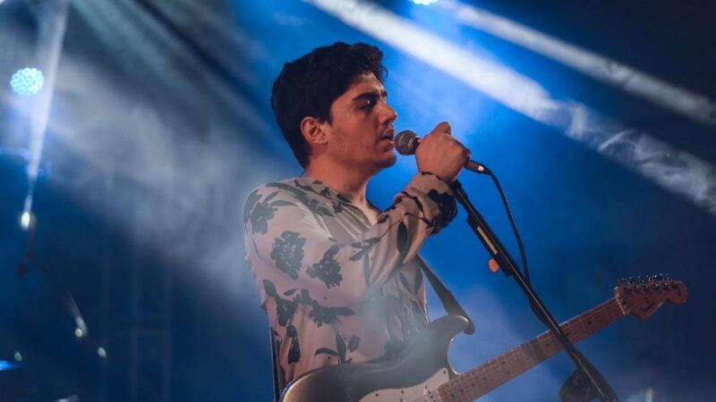 Mavi Gri – Uzağım Şarkı Sözleri