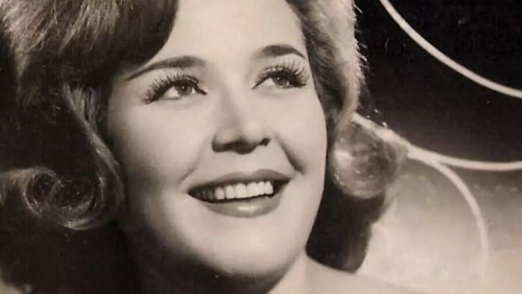 Nesrin Sipahi – Gözleri Aşka Gülen video