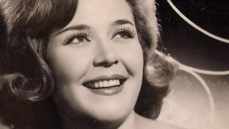 Nesrin Sipahi – Gözleri Aşka Gülen Şarkı Sözleri