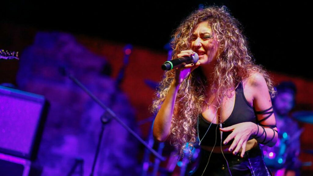 Sena Şener – Bak Bana video