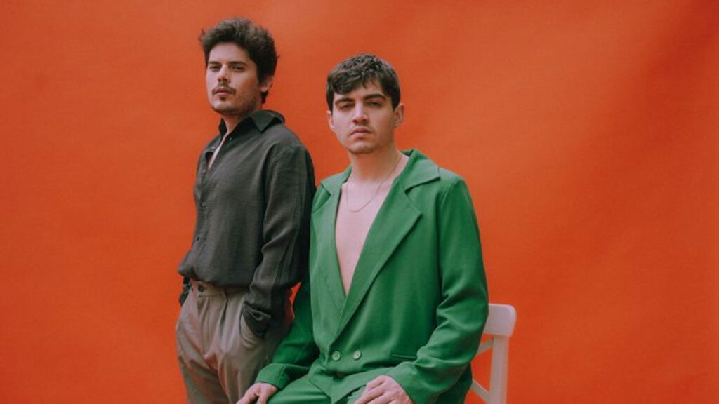 Mavi Gri & Ahmet Hatipoğlu – Gülüşünde Bi’ Şeyler Saklı video