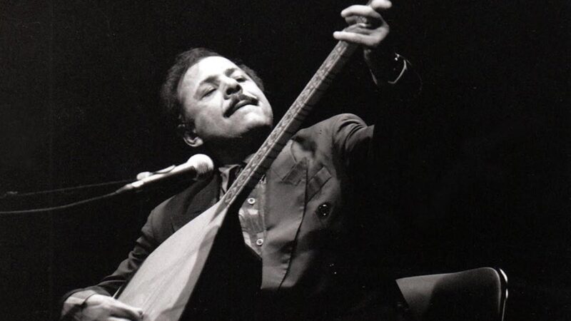 Neşet Ertaş – Bir Ayrılık Bir Yoksulluk Şarkı Sözleri