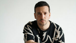 Oğuzhan Koç – Bulutlara Esir Olduk Şarkı Sözleri