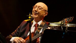 Özdemir Erdoğan – Aç Kapıyı Gir İçeri Şarkı Sözleri