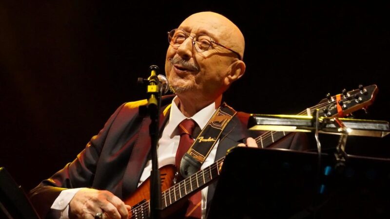 Özdemir Erdoğan – Aç Kapıyı Gir İçeri Şarkı Sözleri