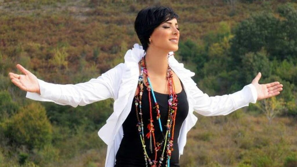 Özlem Özdil – Kainatın Aynasıyım video