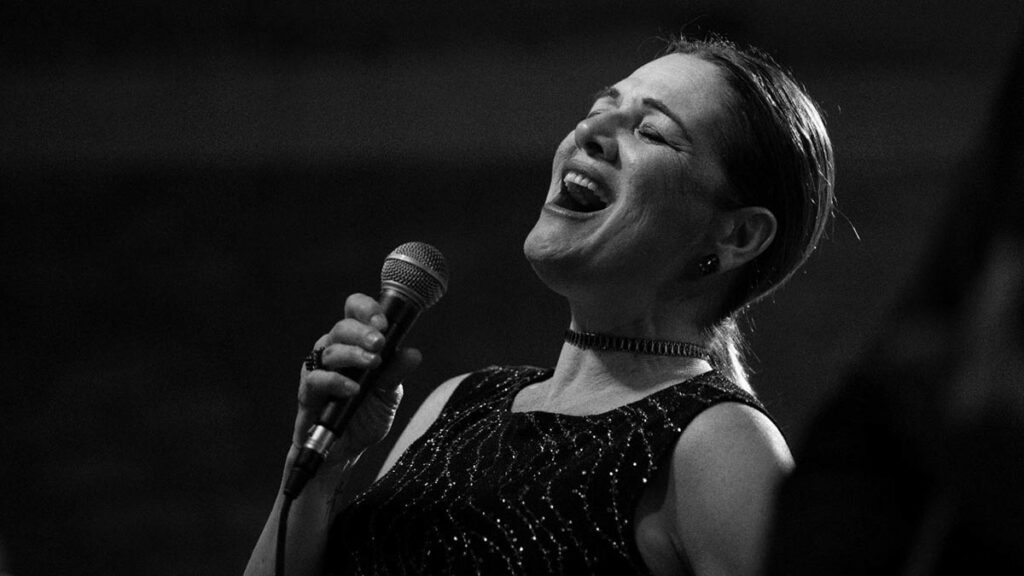 Birsen Tezer – Sanki Rüya video