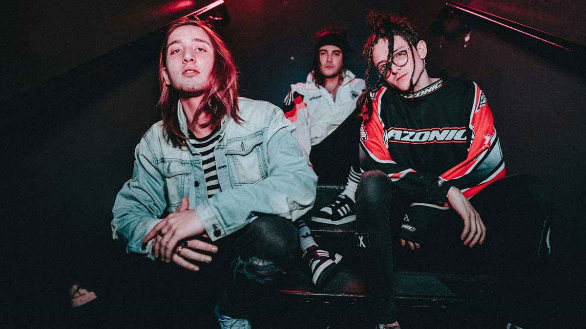 Chase Atlantic – Friends Şarkı Sözleri