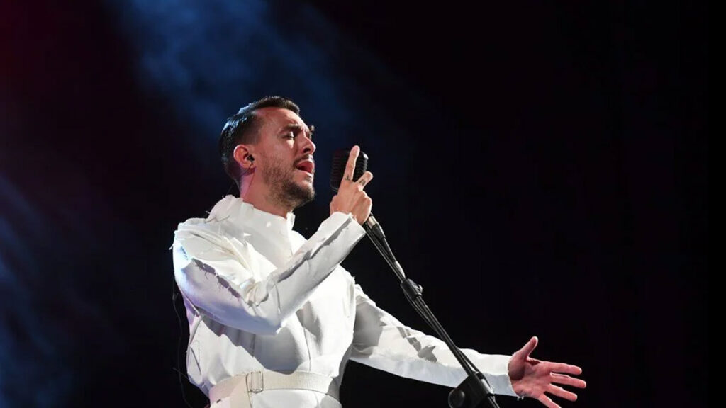 Cem Adrian & Aylin Aslım – Herkes Gider Mi video