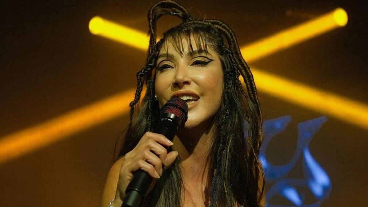 Hande Yener – Simsiyah Şarkı Sözleri