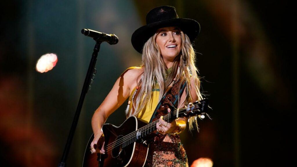 Lainey Wilson – Hang Tight Honey video