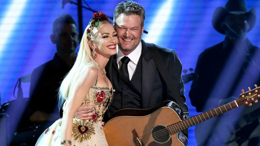 Gwen Stefani ft. Blake Shelton – You Make It Feel Like Christmas video