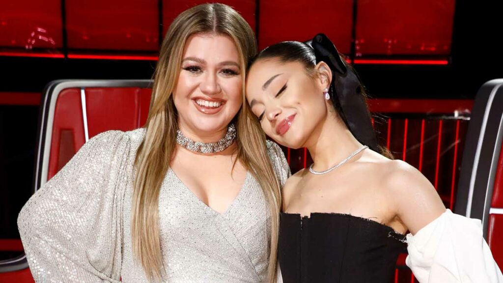 Kelly Clarkson & Ariana Grande – Santa, Can’t You Hear Me video