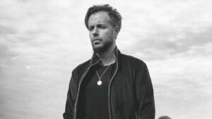 Emre Aydın – Bir Şişe Kırmızı Şarkı Sözleri