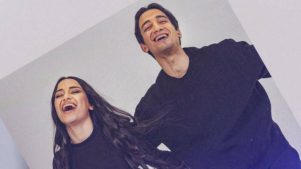 Şahin & Zeliha Kendirci – Melekler İmza Topluyor video