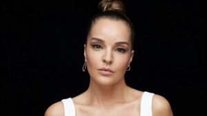 Bengü – Saat 03:00 Şarkı Sözleri