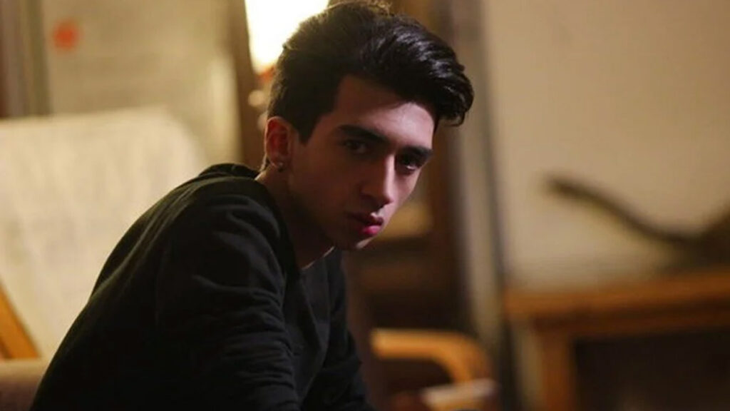 Çağatay Akman – Gece Gölgenin Rahatına Bak video