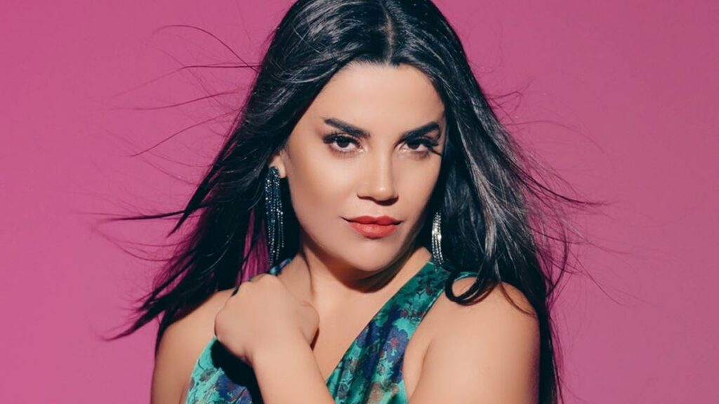 Aylin Demir – Karakaşlı Yar video