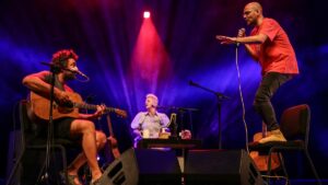 Büyük Ev Ablukada – FeeL Şarkı Sözleri