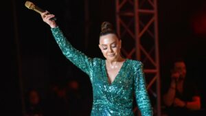 Ebru Gündeş – Yüreğimden Tut Şarkı Sözleri