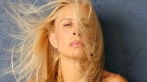 Zeynep Casalini – Dokunma Bana Şarkı Sözleri