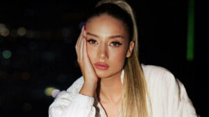 Aleyna Kalaycıoğlu – Issız Duvarlar Şarkı Sözleri