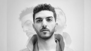 Fikri Karayel – Aşk Değil Hatıra Zorlar Şarkı Sözleri