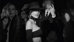 Gülşen – Büyük Hatırın Var Şarkı Sözleri