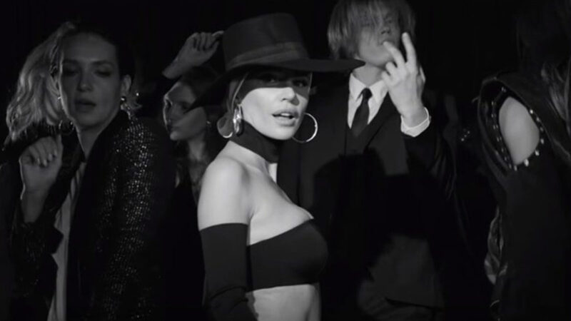 Gülşen – Büyük Hatırın Var Şarkı Sözleri