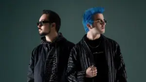 Perdenin Ardındakiler – Bir Yürek Atışına Şarkı Sözleri