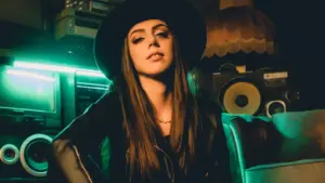 Suzan Hacigarip – Tut Elimi Şarkı Sözleri